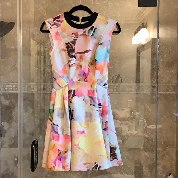 Ted Baker London Dresses & Skirts - Ted Baker floral dress Ted Baker London Dresses & Skirts - Ted Baker floral dress
